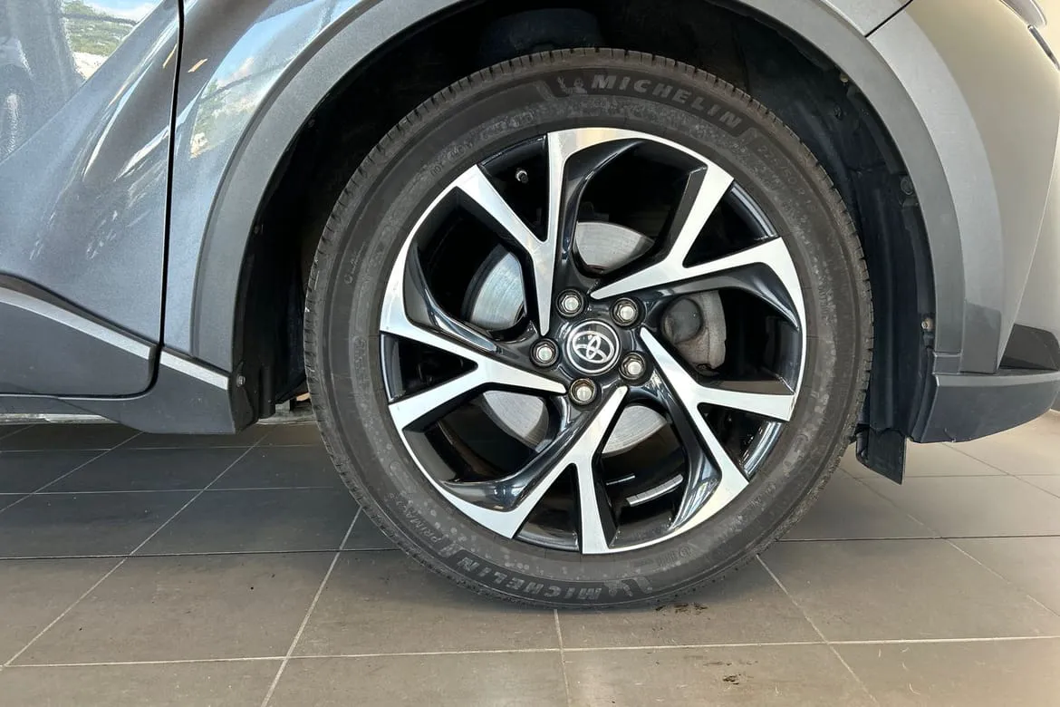 Vehicle image 16