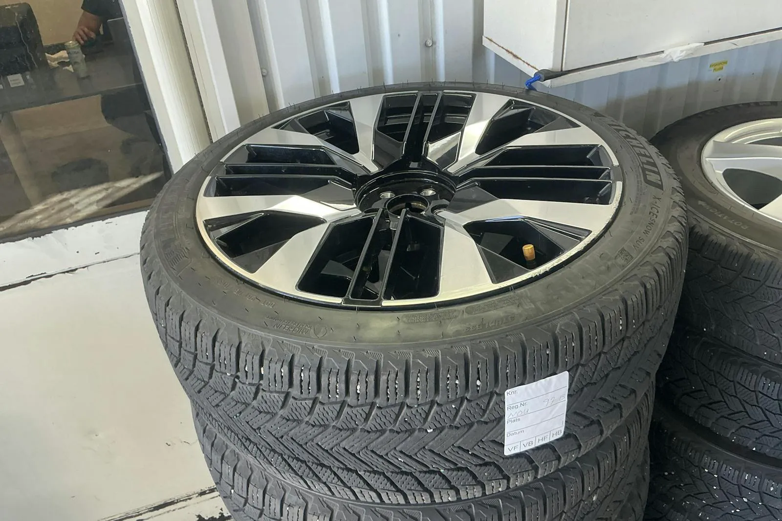Vehicle image 19