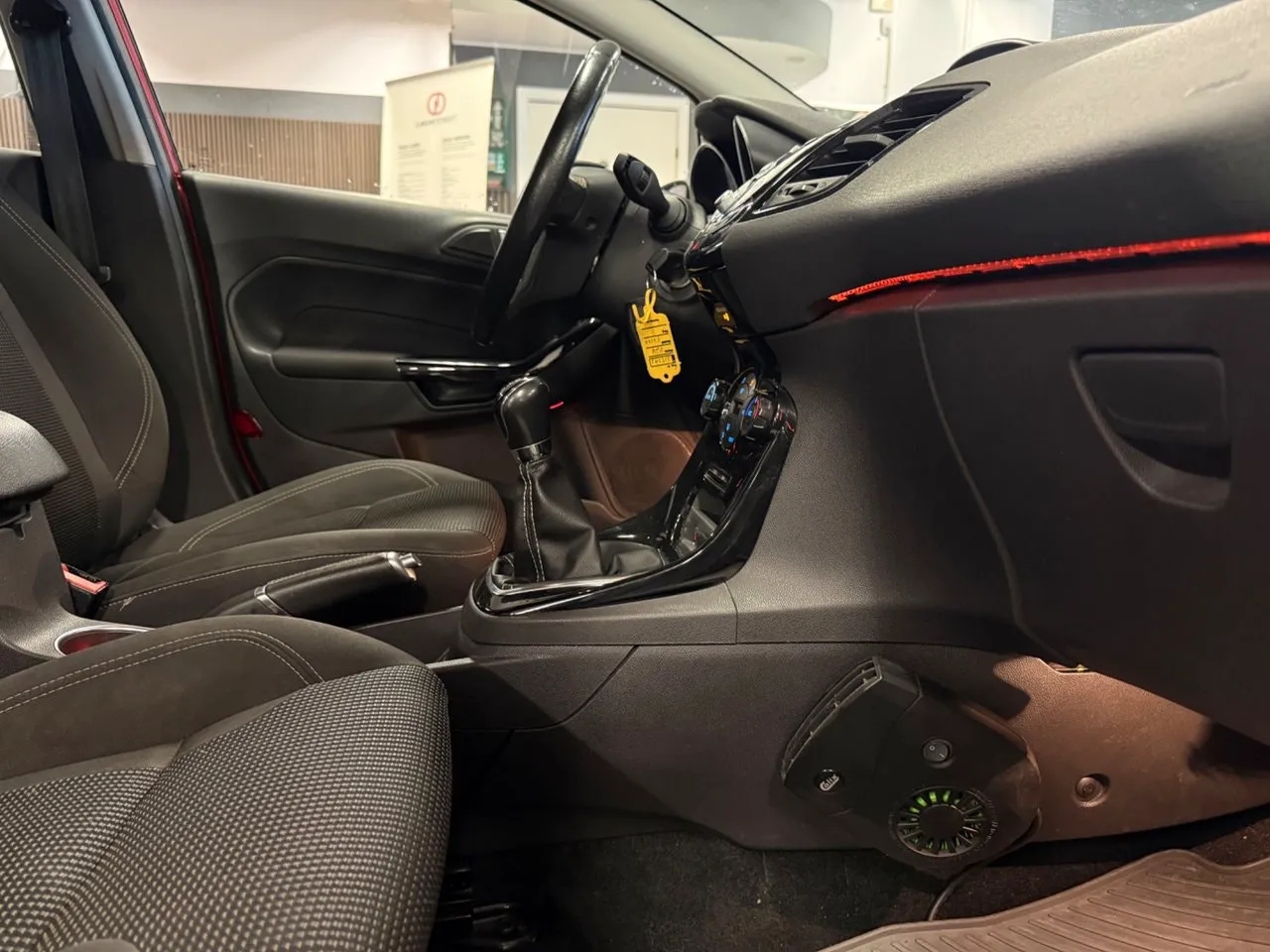 Vehicle image 16
