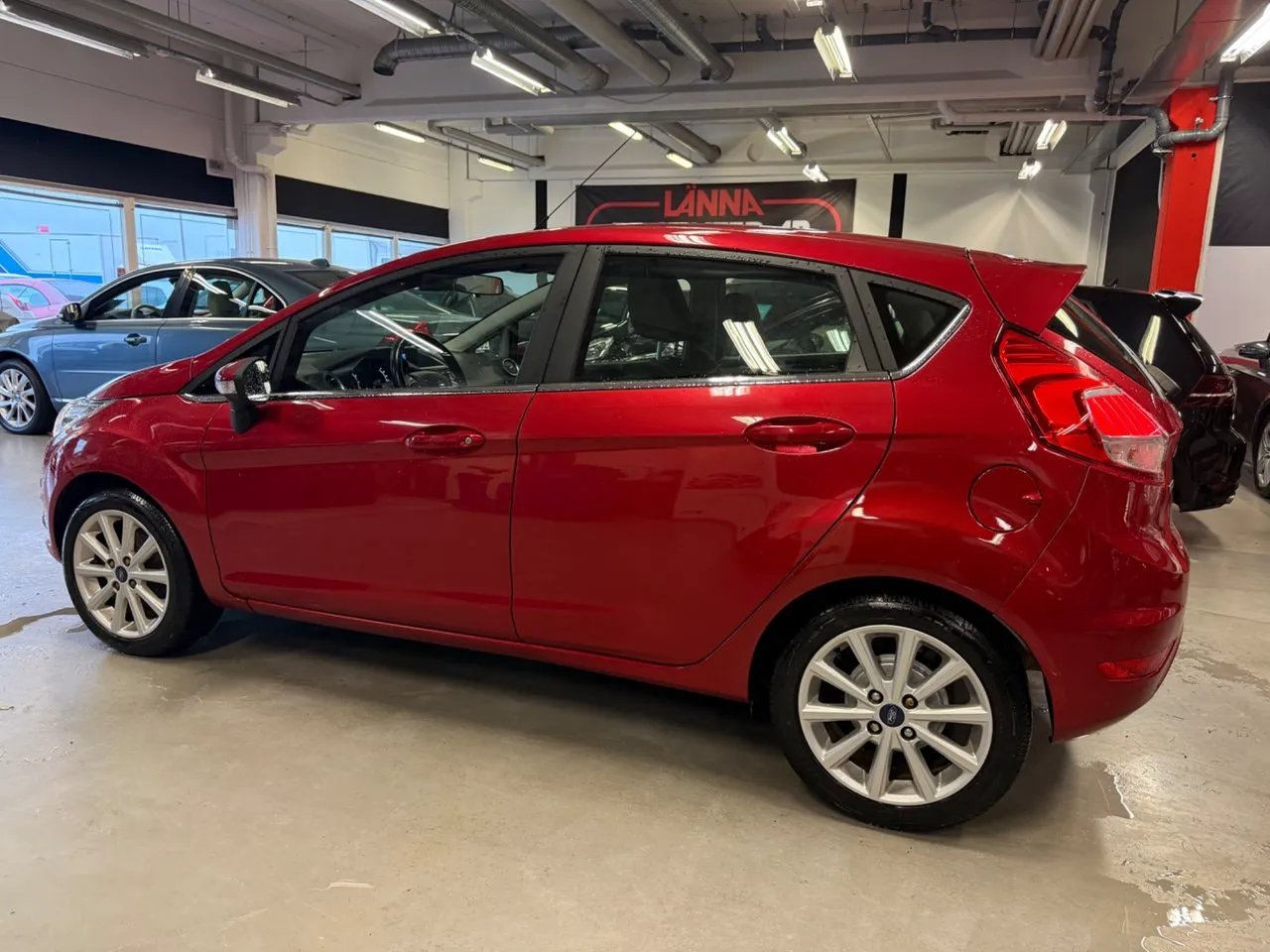 Vehicle image 6