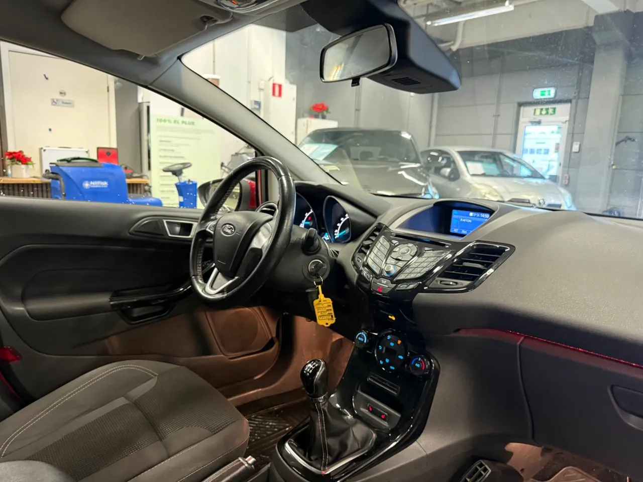 Vehicle image 17