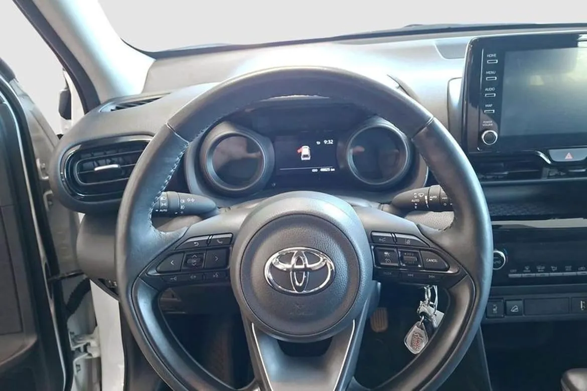 Vehicle image 10