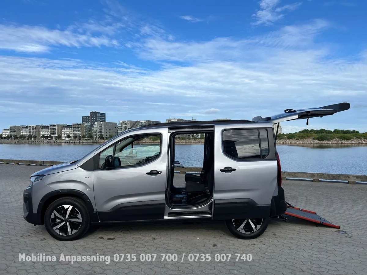 Vehicle image 28