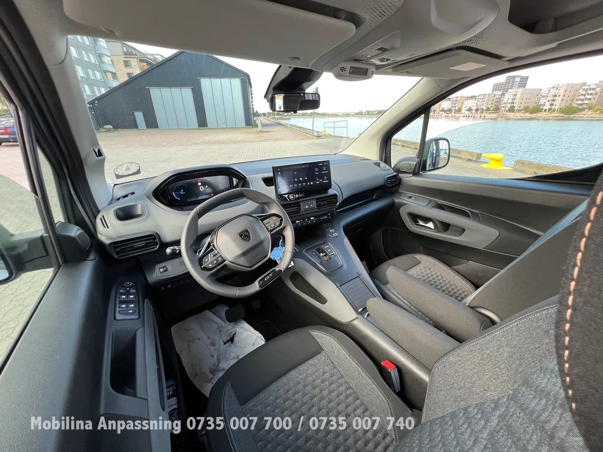 Vehicle image 26