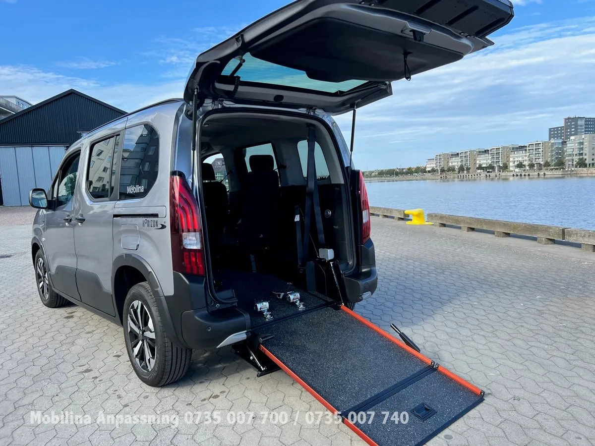 Vehicle image 32