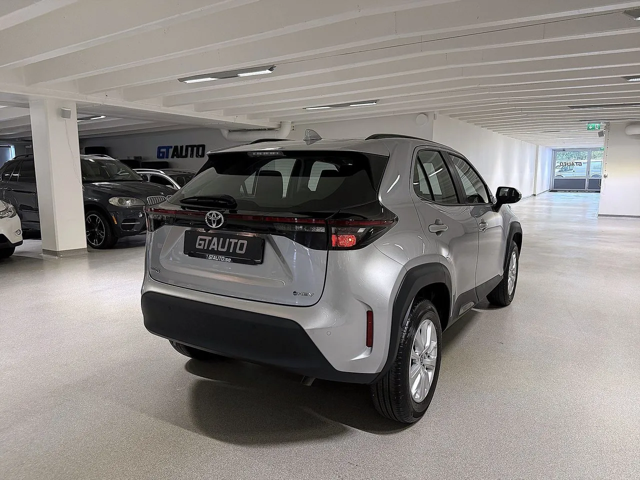Vehicle image 4