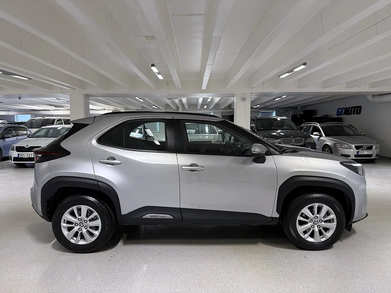 Vehicle image 3