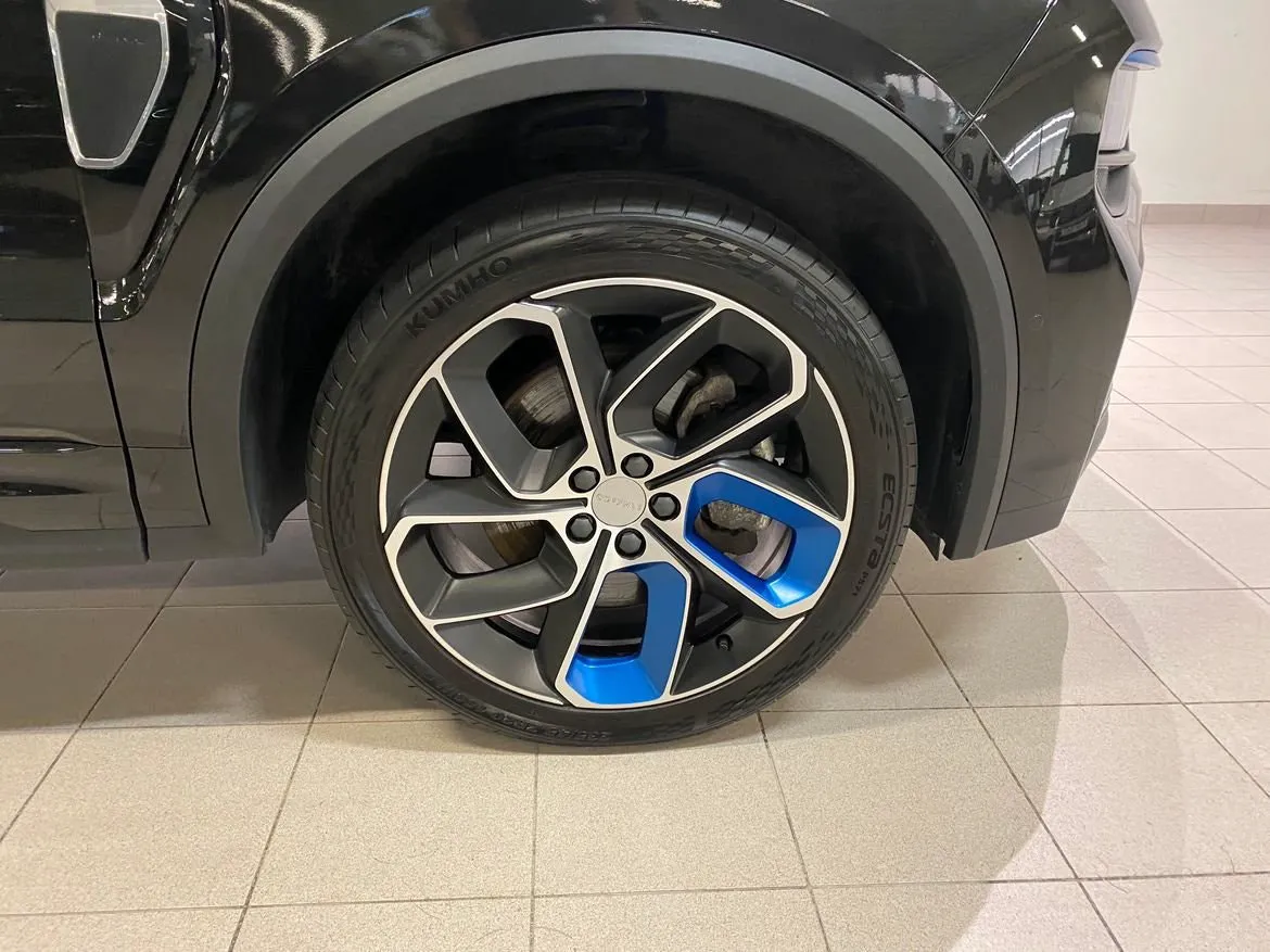 Vehicle image 18