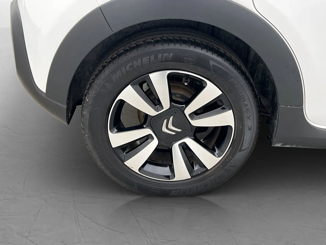 Vehicle image 25