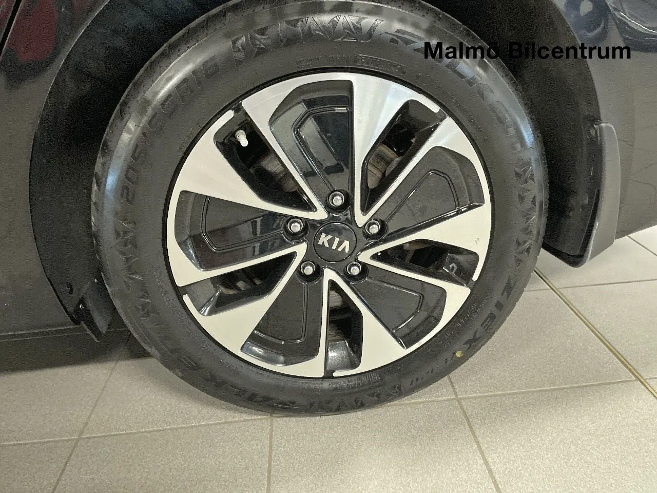Vehicle image 6