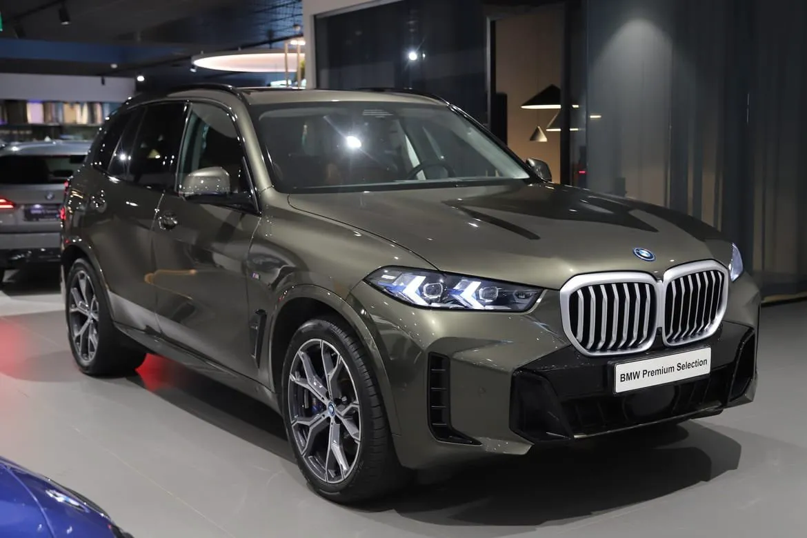 Vehicle image 5