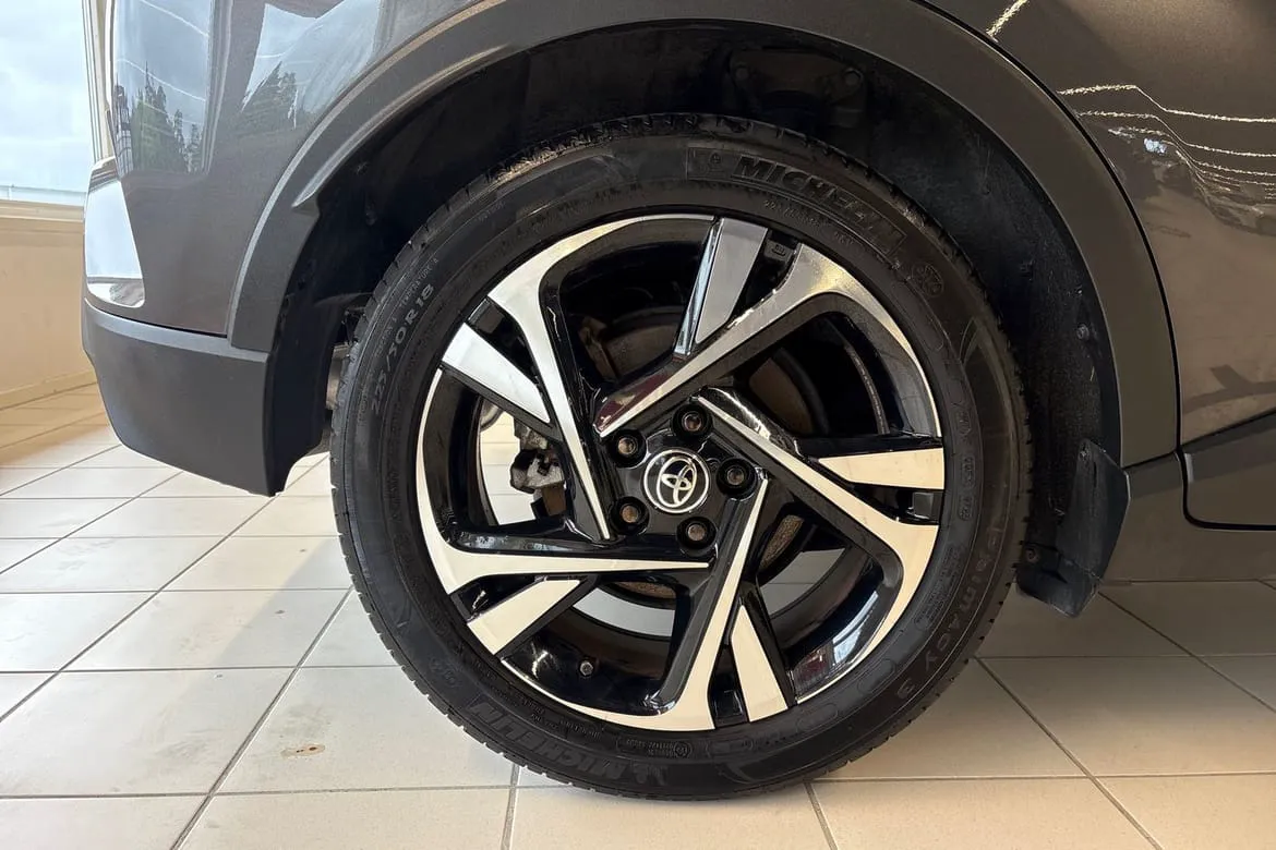 Vehicle image 16