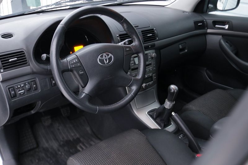 Toyota Avensis bild 7