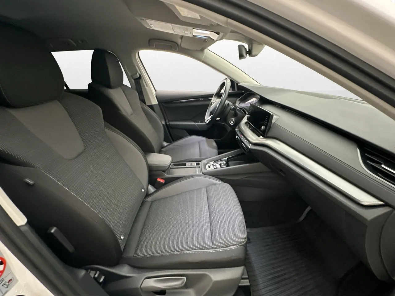 Vehicle image 28