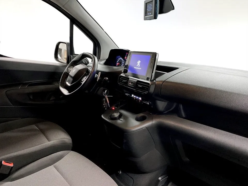 Vehicle image 18