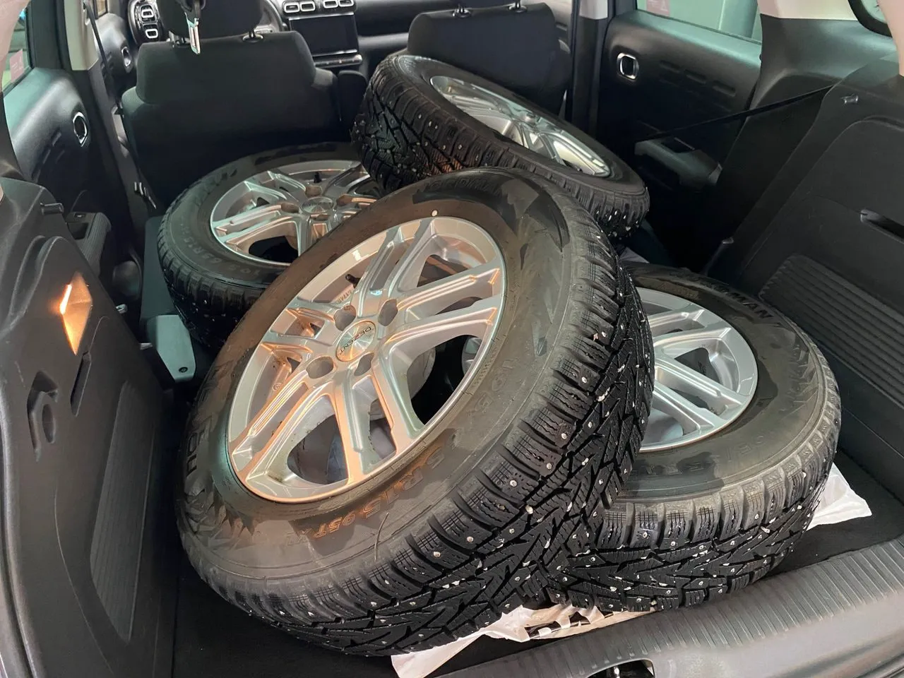 Vehicle image 10