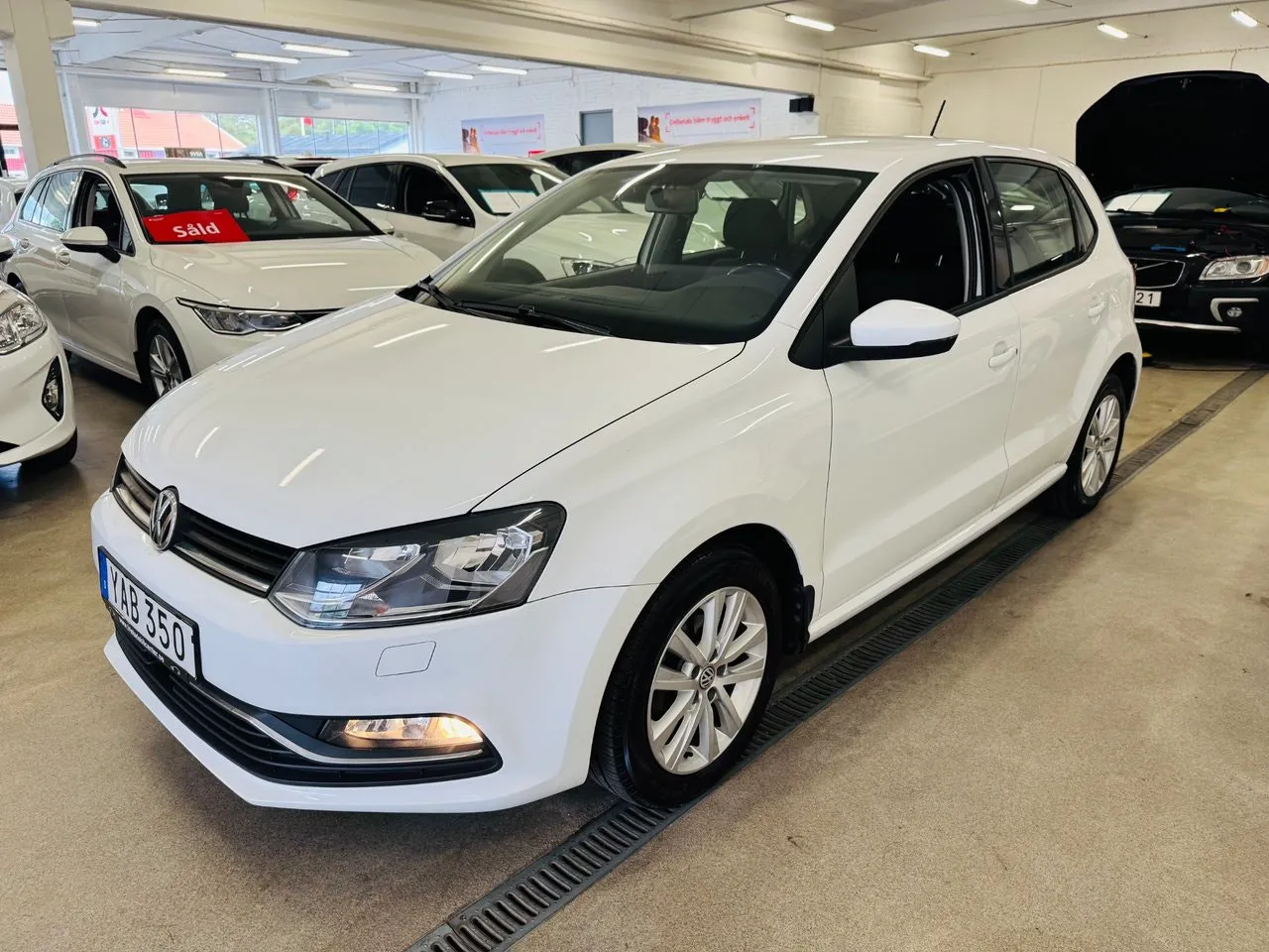 Vehicle image 10