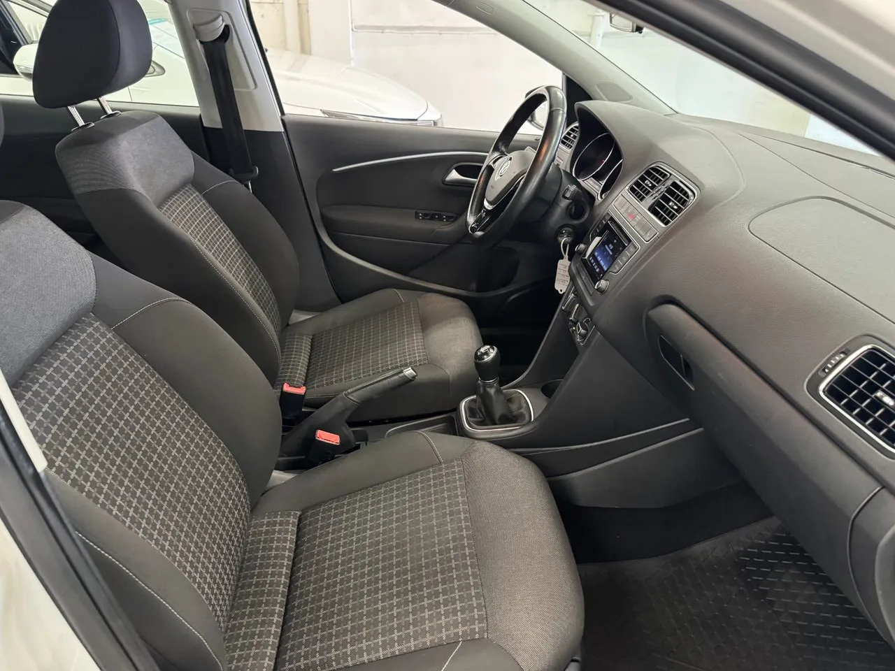 Vehicle image 16