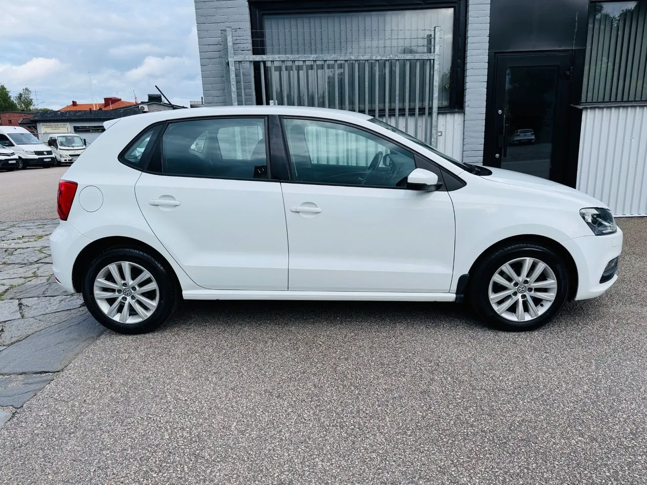 Vehicle image 9