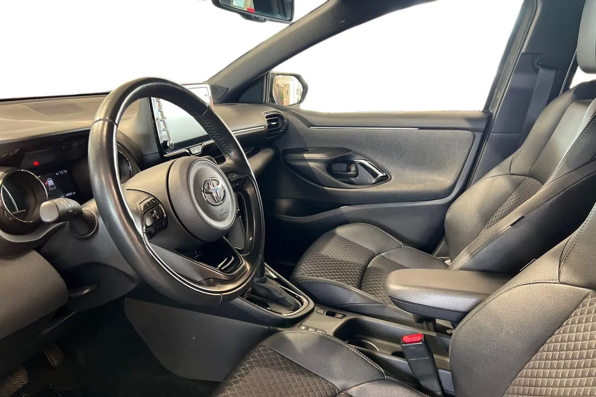 Vehicle image 13