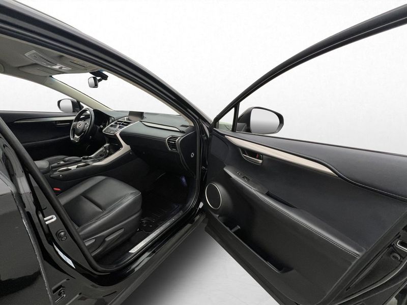 Lexus NX bild 28