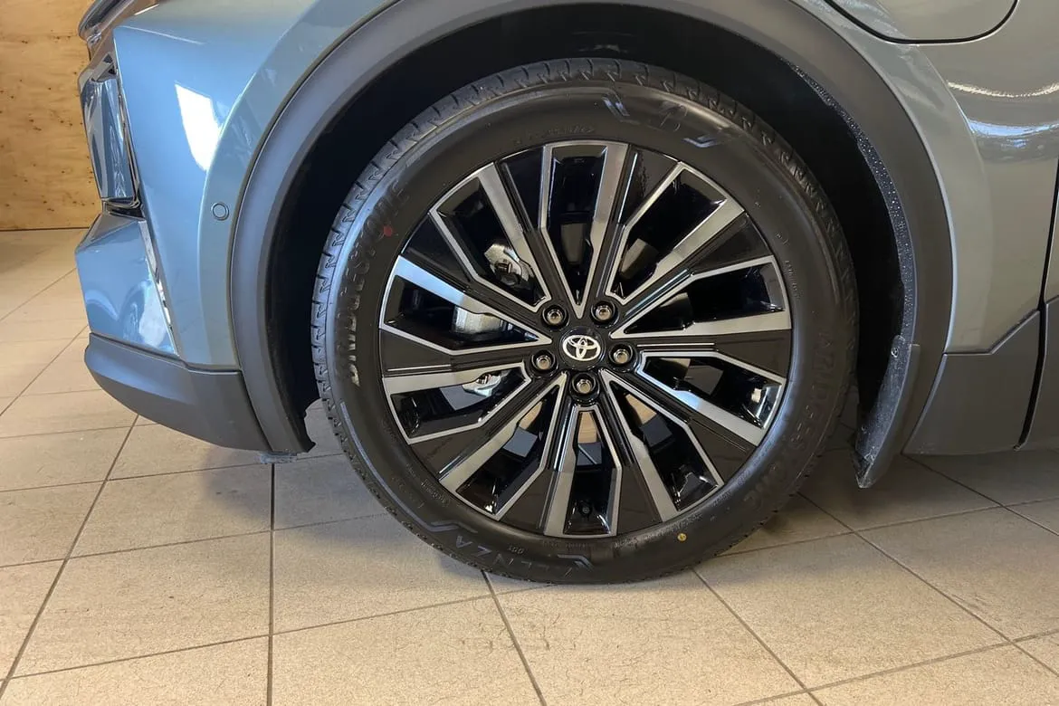 Vehicle image 16