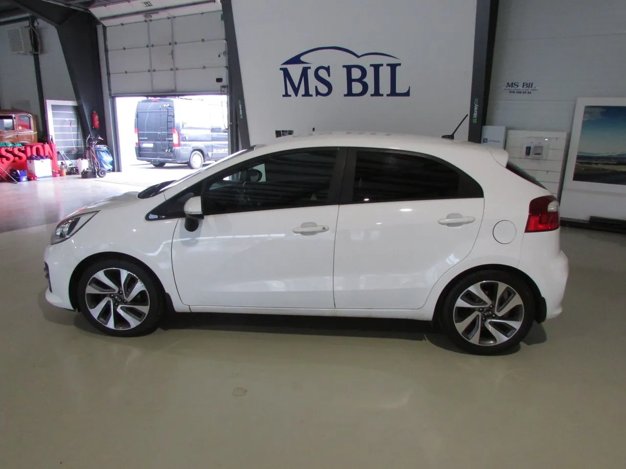 Vehicle image 7