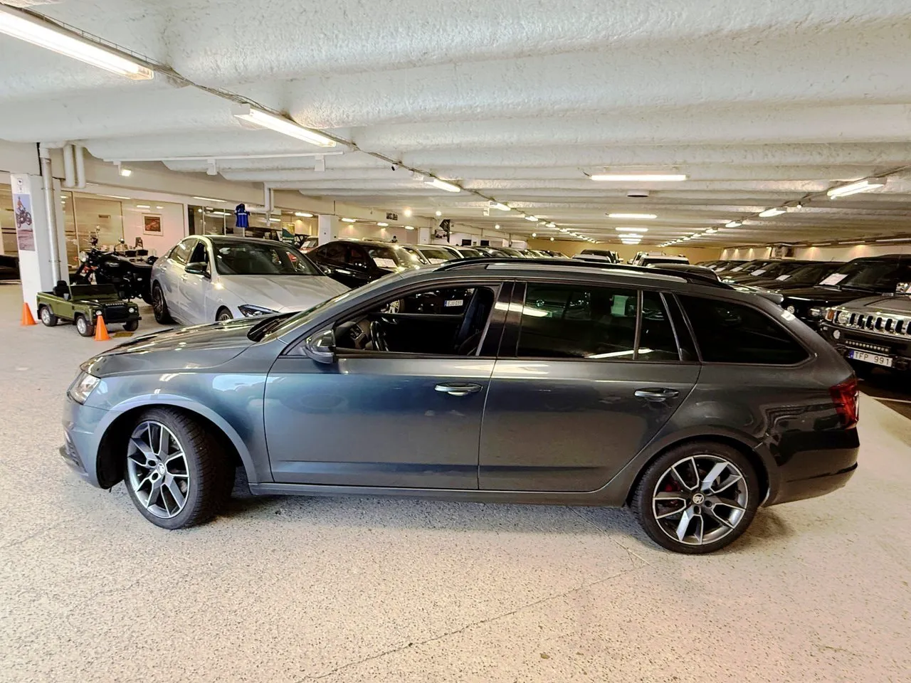 Vehicle image 5