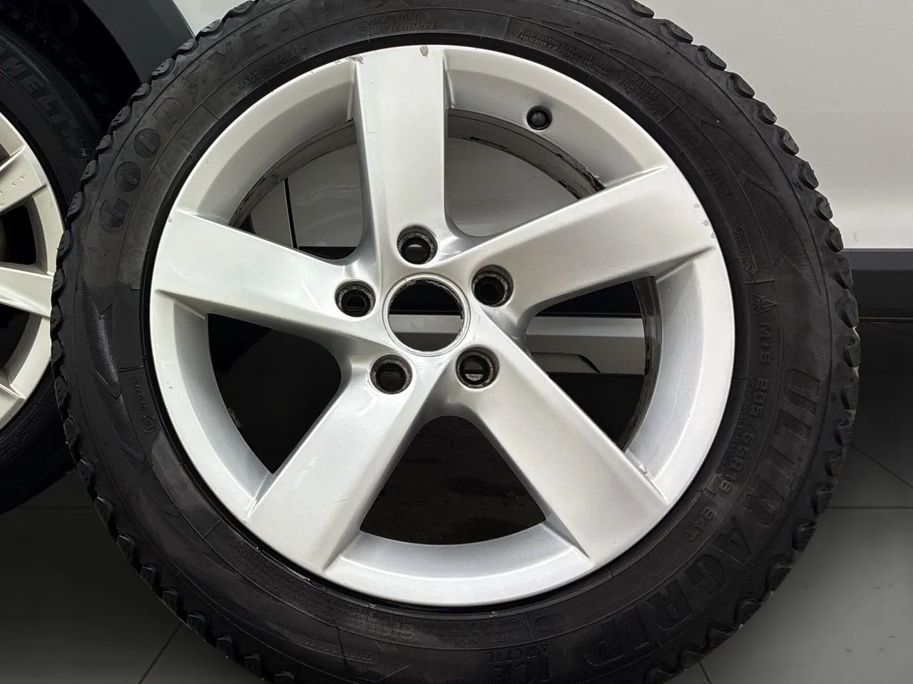 Vehicle image 13