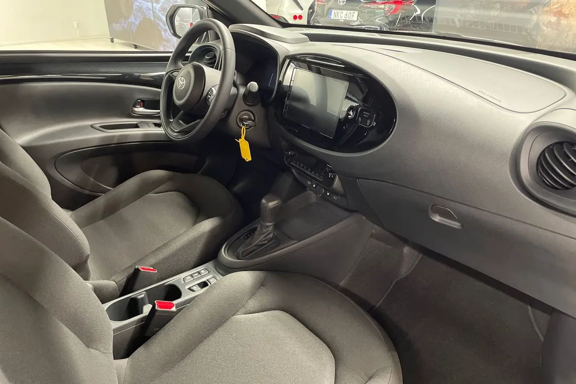 Vehicle image 6