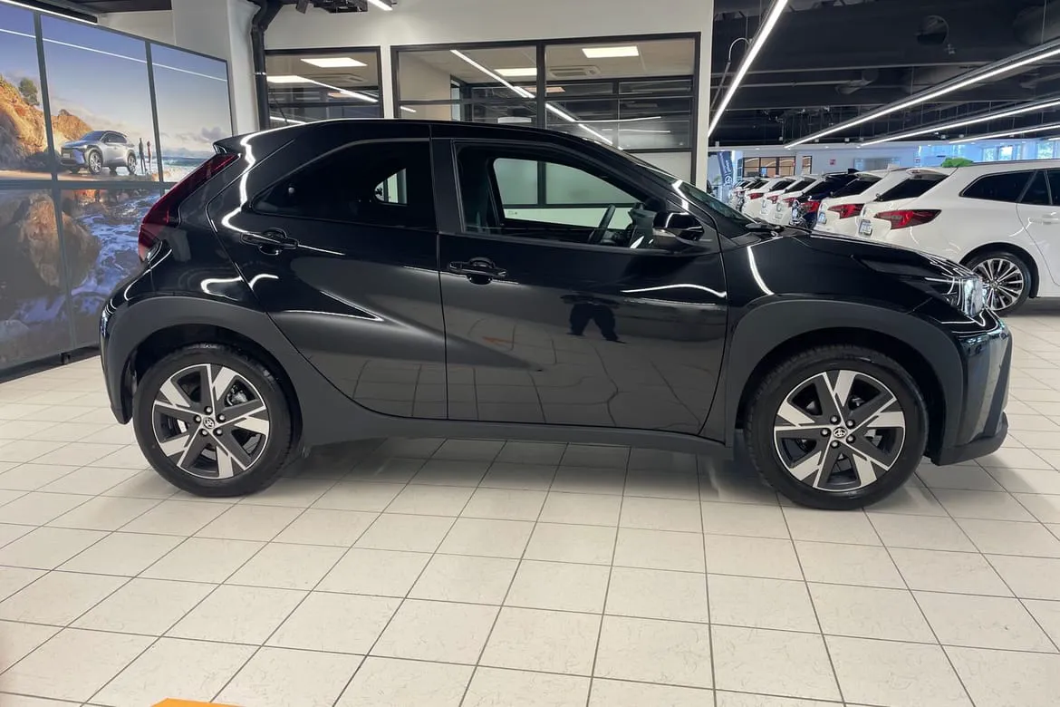 Vehicle image 17