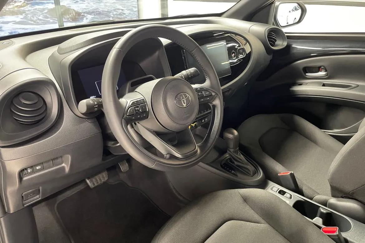 Vehicle image 13