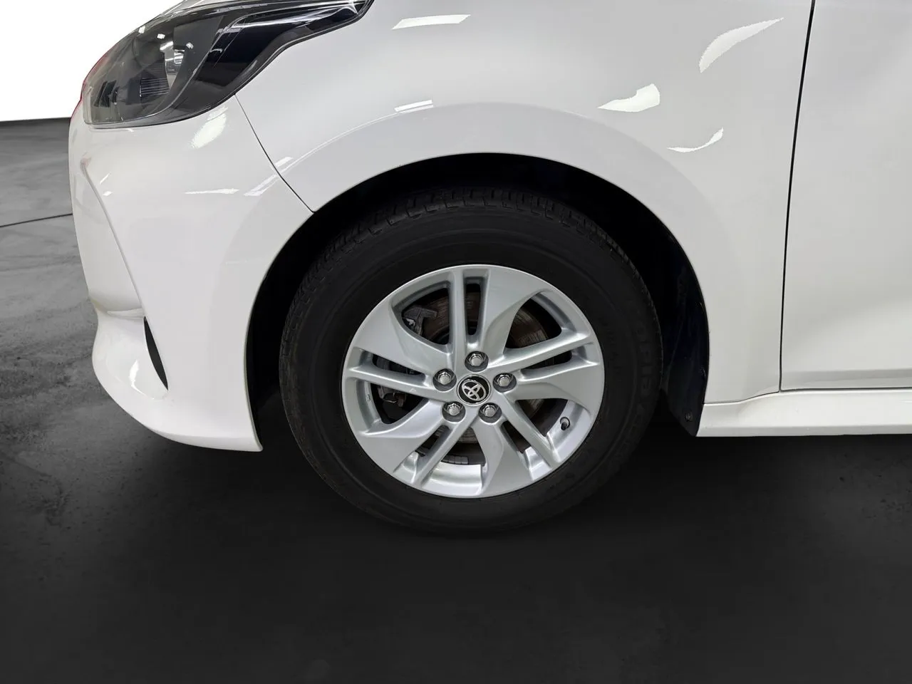 Vehicle image 15