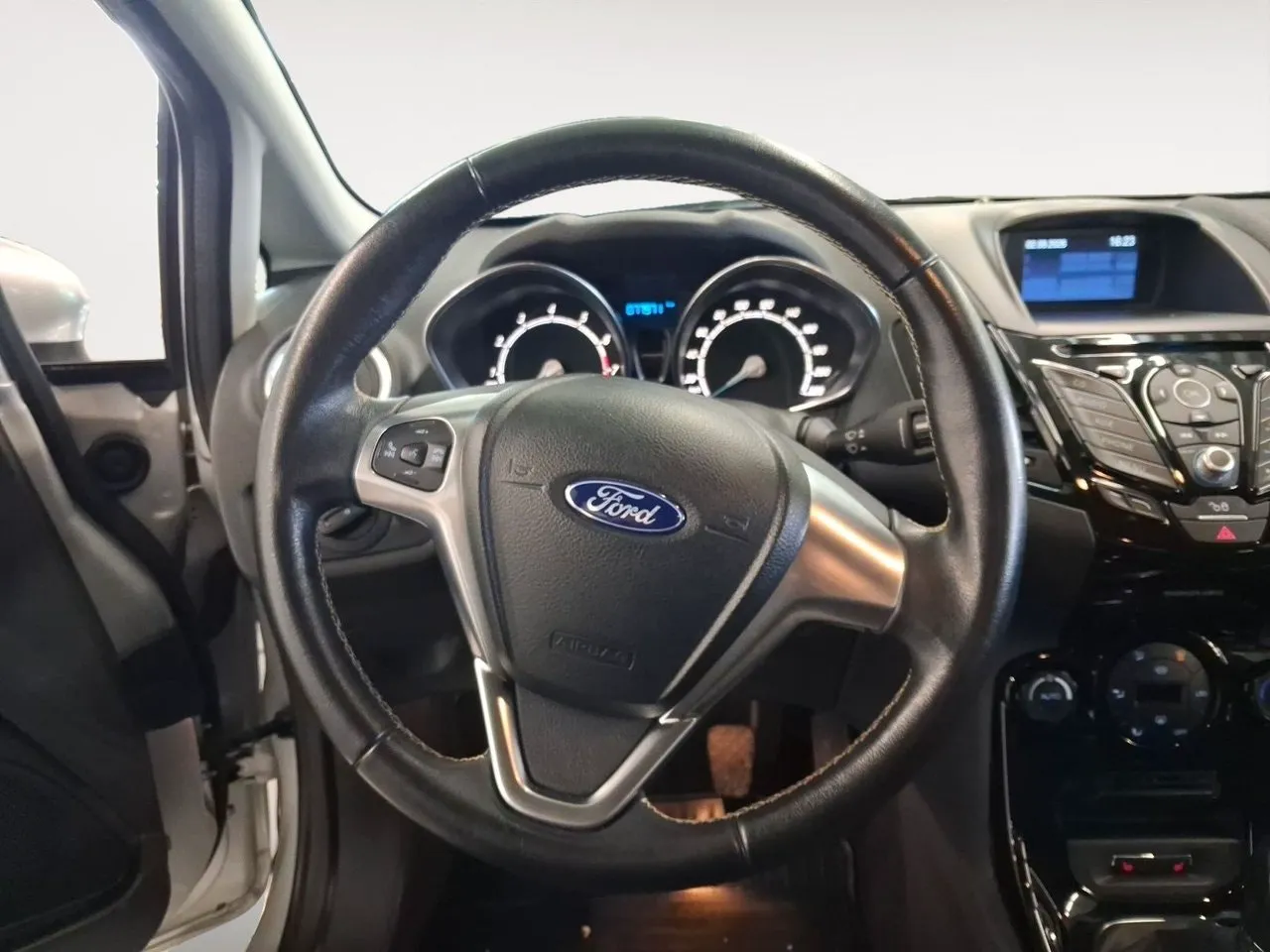Vehicle image 11