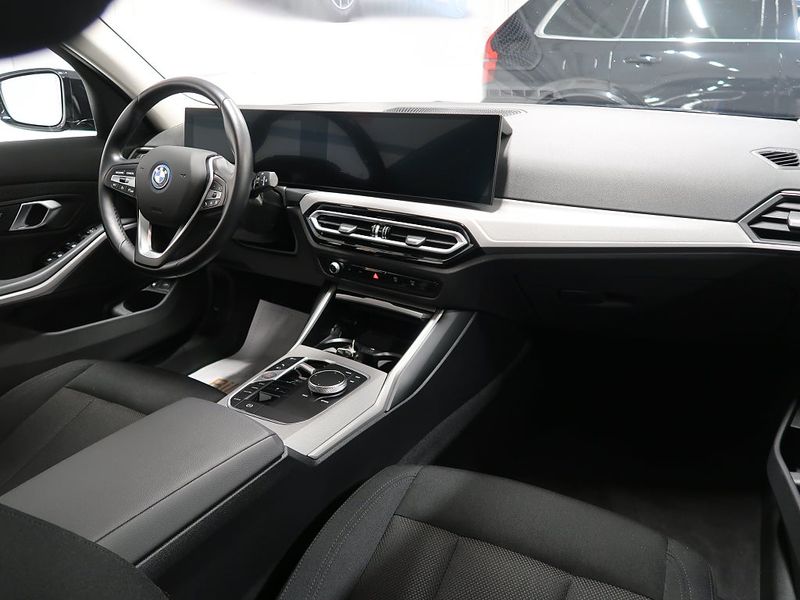 BMW 330 bild 18