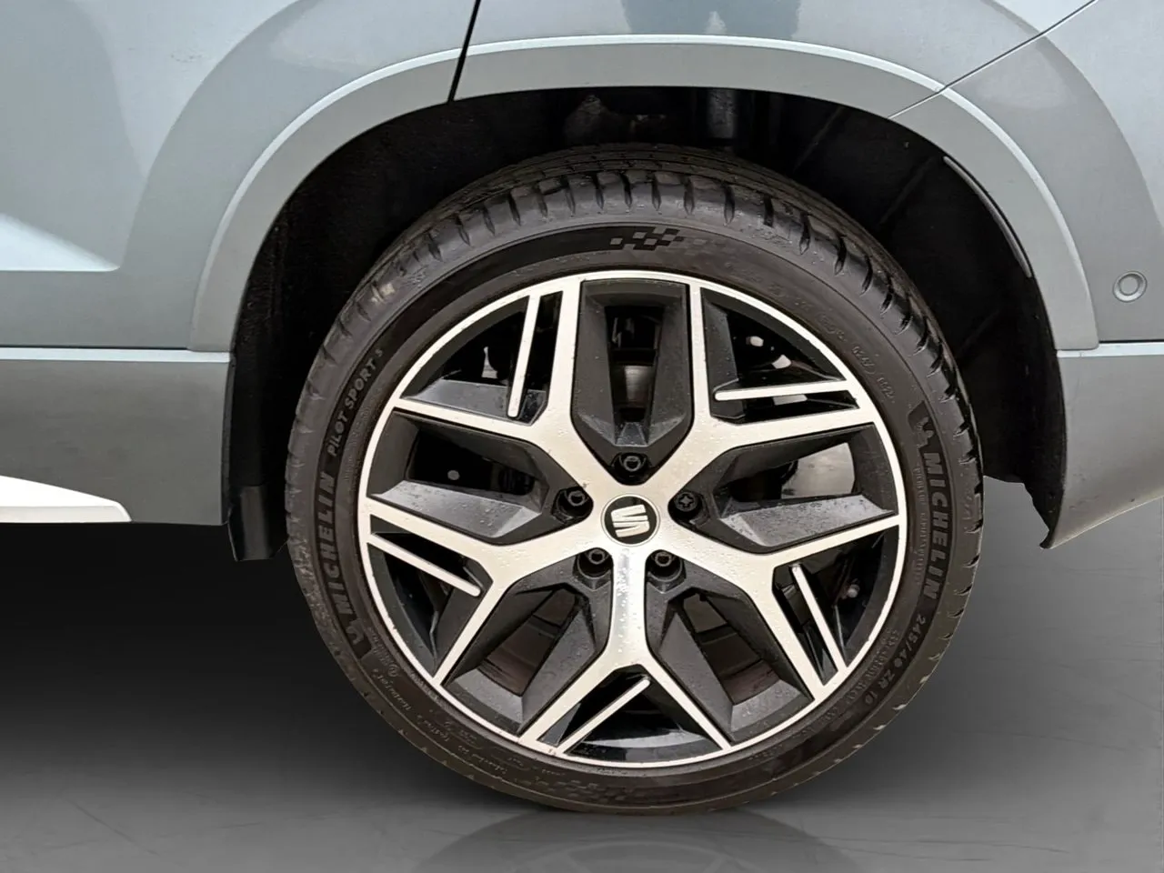 Vehicle image 30