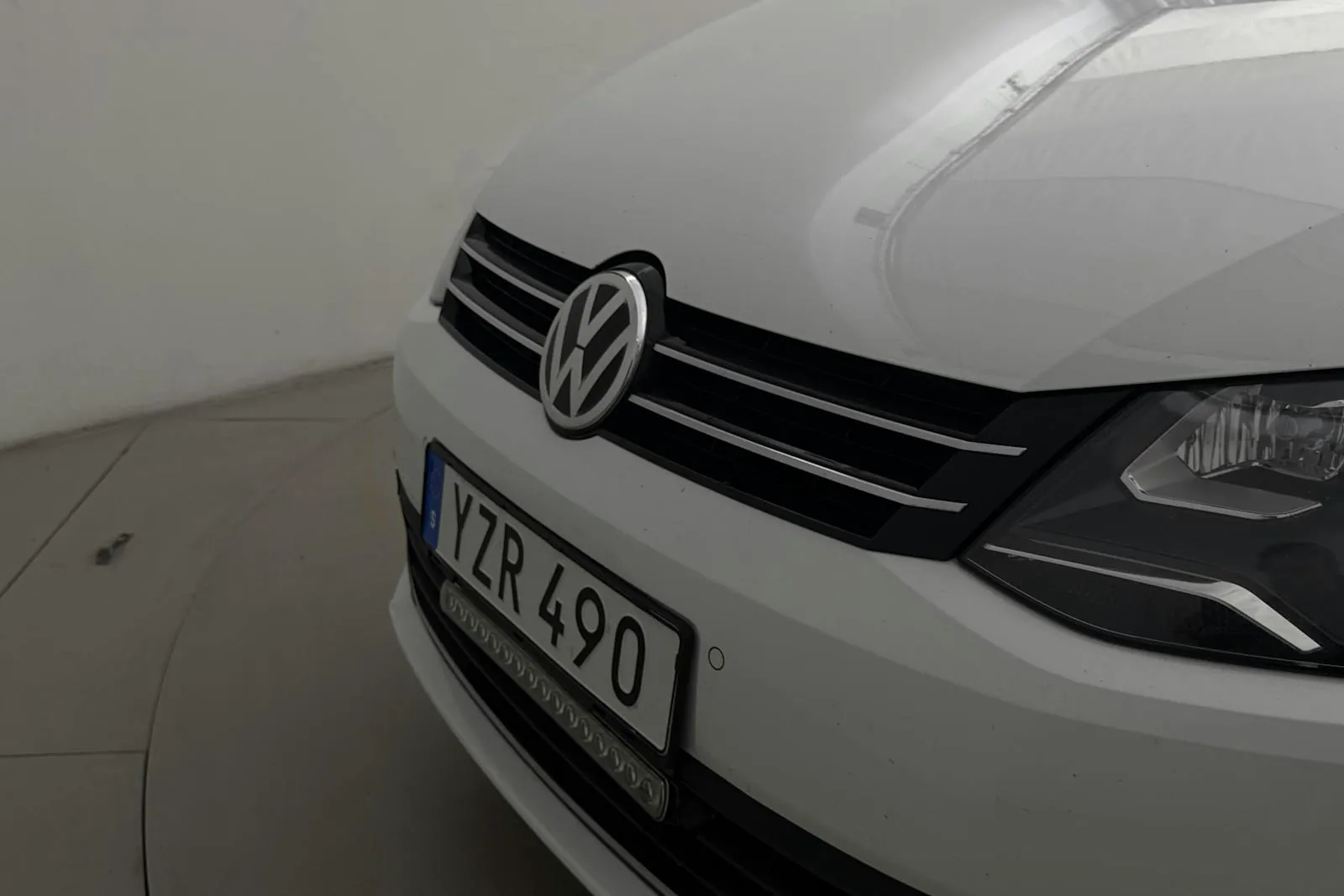 Vehicle image 16