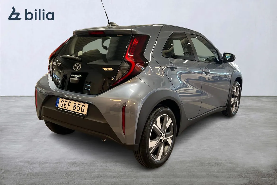 Vehicle image 10