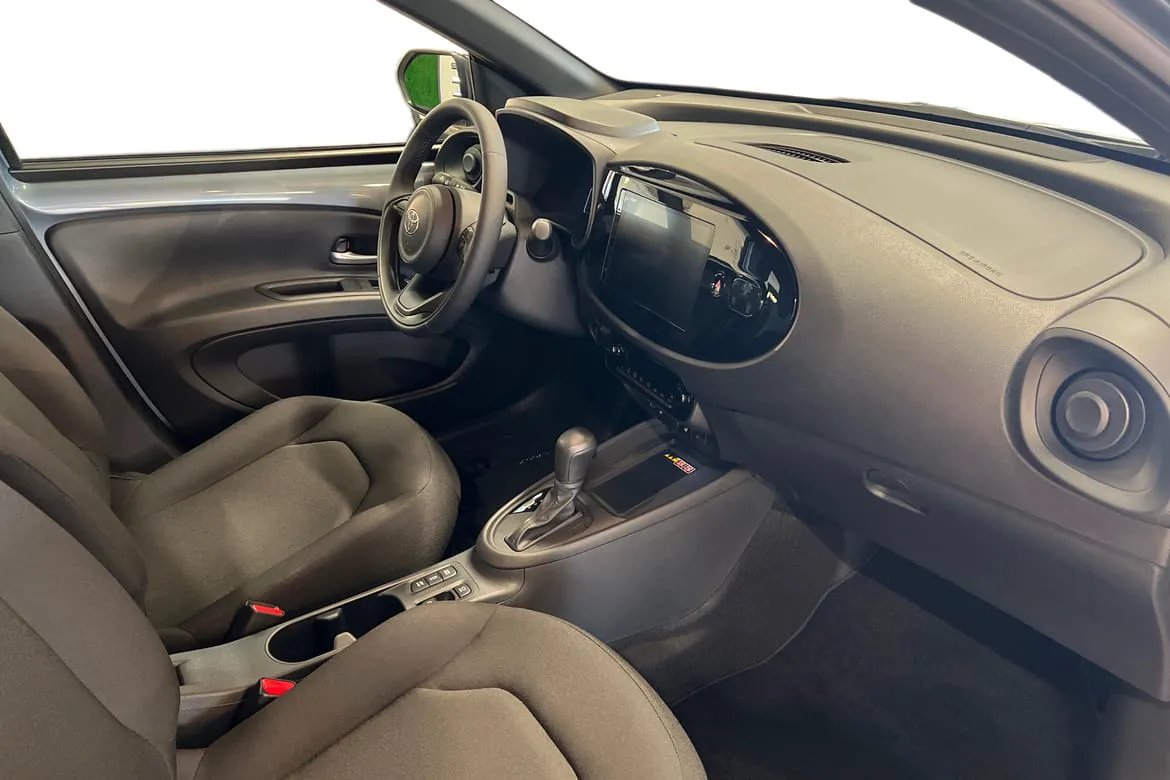 Vehicle image 16