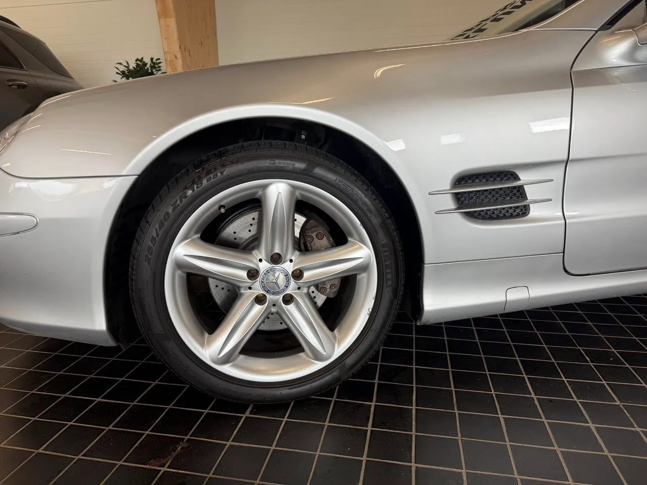 Vehicle image 14