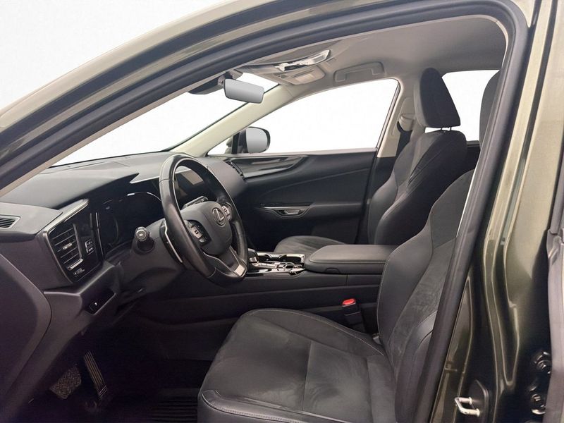 Lexus NX bild 12