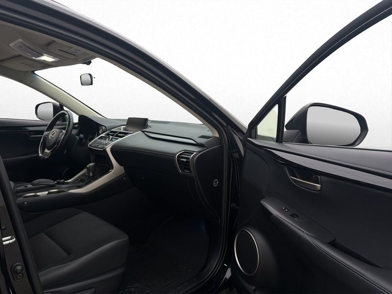 Lexus NX bild 15