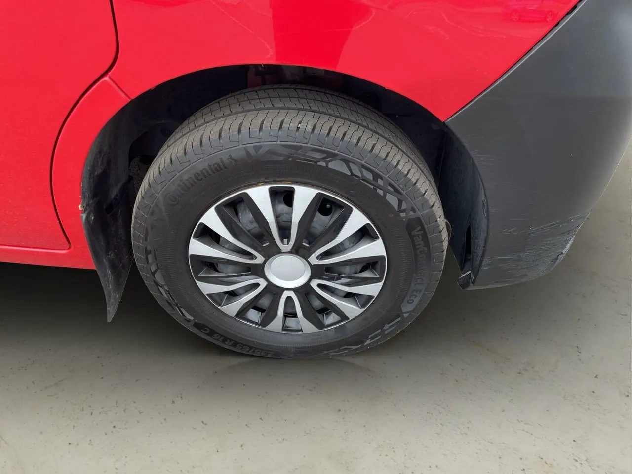 Vehicle image 28