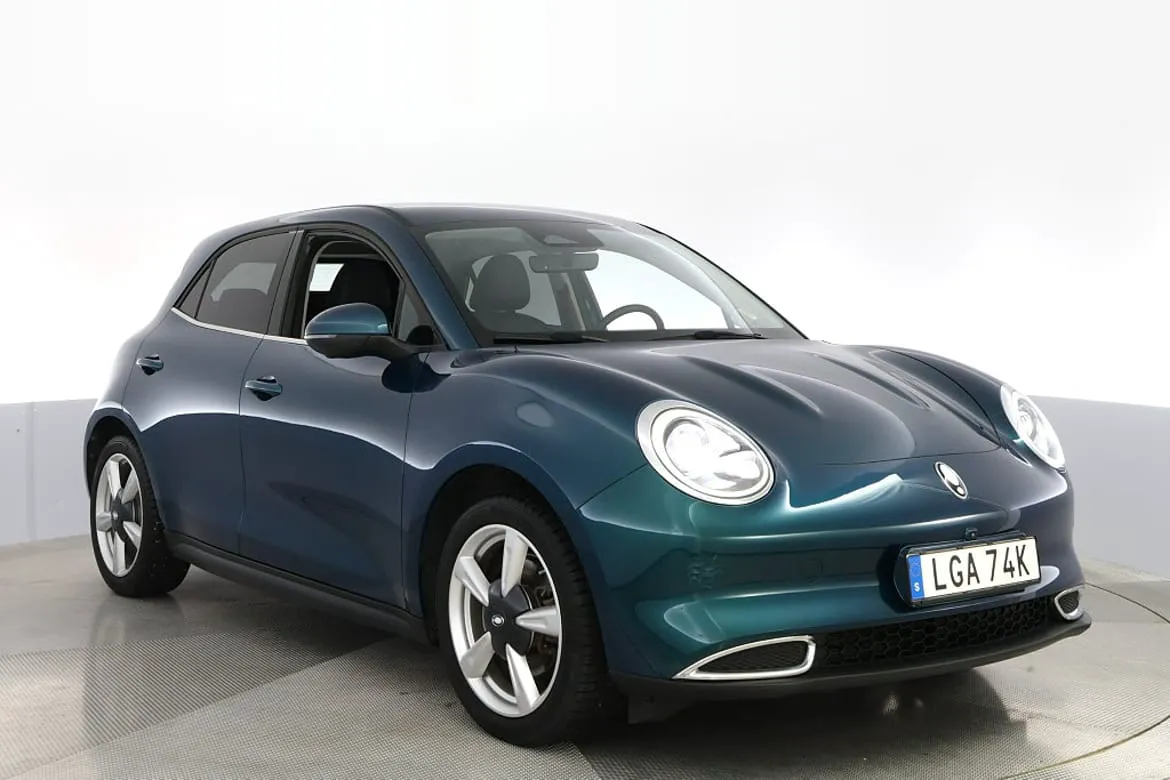 Vehicle image 6