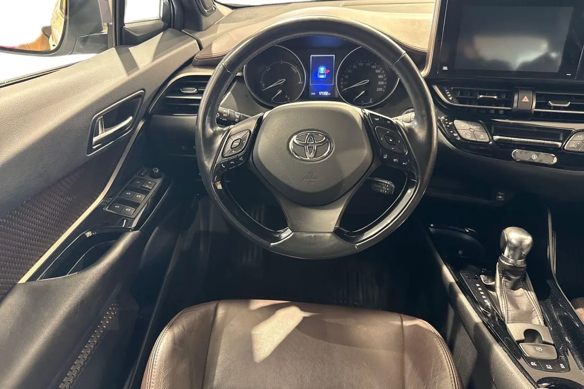 Vehicle image 10