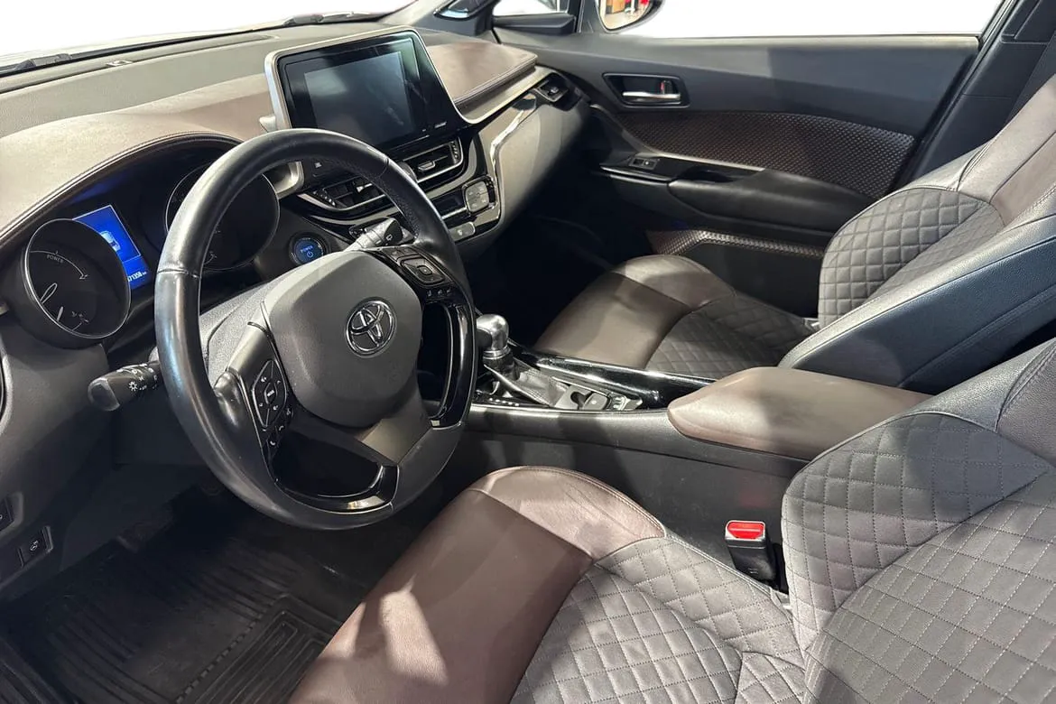 Vehicle image 13