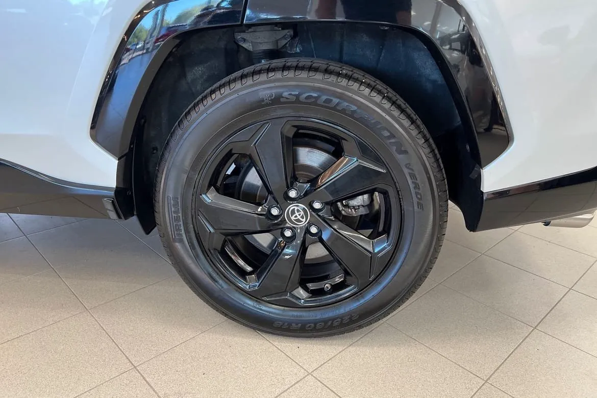 Vehicle image 16