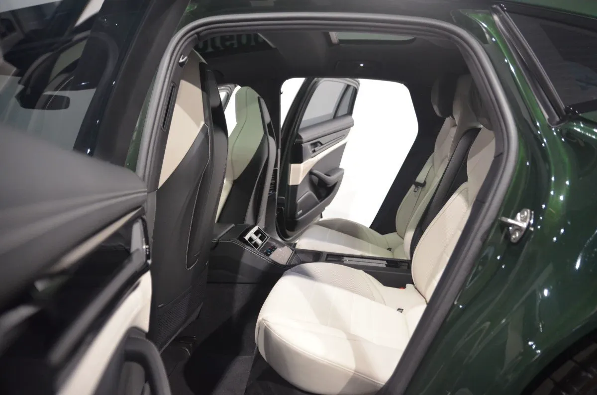 Vehicle image 21