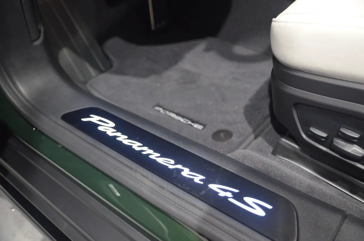 Vehicle image 18