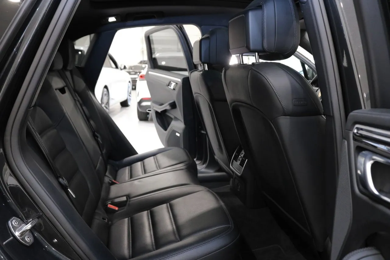 Vehicle image 18